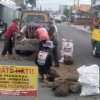 Tampak gorong-gorong yang amblas sedang diperbaiki.